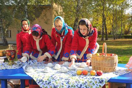 Рязанская область. Константиново.  Девушки накрывают на стол на Всероссийском есенинском празднике поэзии `Звени, звени, златая Русь!`.