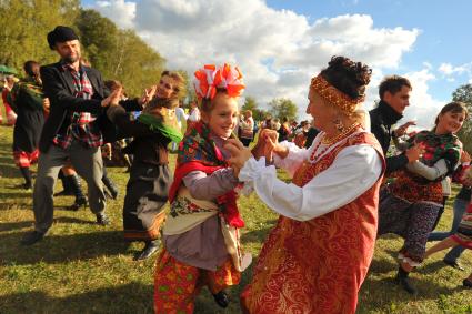 Рязанская область. Константиново. Народные гулянья во время Всероссийского есенинского праздника поэзии `Звени, звени, златая Русь!`.