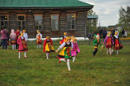 Рязанская область. Константиново. Народные гулянья во время Всероссийского есенинского праздника поэзии `Звени, звени, златая Русь!`.