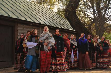 Рязанская область. Константиново. Народные гулянья у дома, где  родился русский поэт Сергей Есенин  во время Всероссийского есенинского праздника поэзии `Звени, звени, златая Русь!`.