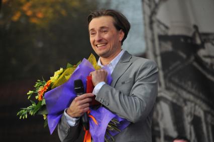 Рязанская область. Константиново. Актер Сергей Безруков выступает на Всероссийском есенинском празднике поэзии `Звени, звени, златая Русь!` .