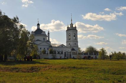 Рязанская область. Константиново. Церковь Казанской иконы Божией Матери, рядом с которой прошел Всероссийский есенинский праздник поэзии `Звени, звени, златая Русь!`.