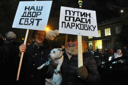 Москва.  Участники митинга против расширения зоны платной парковки  в Останкино.