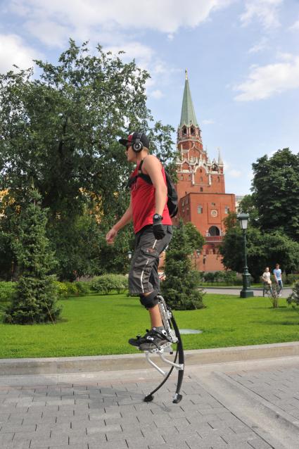 Московский Кремль. Юноша в джамперах.