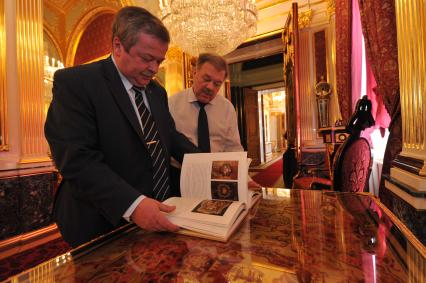 Московский Кремль. Большой Кремлевский Дворец. Собственная половина Его Императорского Величества. Доктор исторических наук, советник директора ФСО России Сергей Девятов (слева) и заместитель редактора отдела международной и внутренней политики КП Александр Гамов.