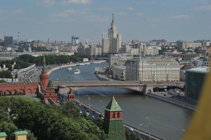 Москва. Вид на Большой Москворецкий мост, отель `Балчуг Кемпински` (справа) и Жилой дом на Котельнической набережной.