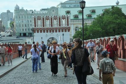 Московский Кремль. Туристы во время экскурсии.