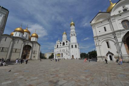 Московский Кремль. Соборная площадь. Успенский собор (слева) и Колокольня Ивана Великого и пристроенная к ней звонница с Церковью Вознесения.