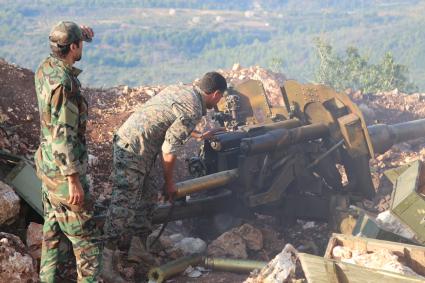 Сирия. Провинция Латакия. д.Баруда. Сирийские военные стреляют из 133-мм гаубицы М-46 по боевикам группировки `Фронт ан-Нусра`, расположенным в г.Сальма.