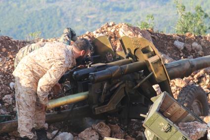 Сирия. Провинция Латакия. д.Баруда. Сирийские военные стреляют из 133-мм гаубицы М-46 по боевикам группировки `Фронт ан-Нусра`, расположенным в г.Сальма.