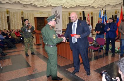 Москва. Командир спецподразделения ДНР `Спарта` Арсений Павлов (`Моторола`) (слева) во время вручения нагрудного знака `Доброволец Донбасса` на первом съезде организации `Союз добровольцев Донбасса` в Музее Великой Отечественной войны на Поклонной горе.