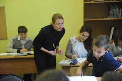 Московская область. Кубинка. Участница программы `Молодые учителя` Оксана Шандалюк в школе #2.