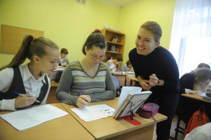 Московская область. Кубинка. Участница программы `Молодые учителя` Оксана Шандалюк в школе #2.