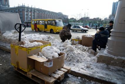 Екатеринбург. Гастарбайтеры убирают снег с коробки после снегопада.