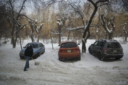 Екатеринбург. Мужчина самостоятельно чистит дорогу от снега во дворе своего дома.