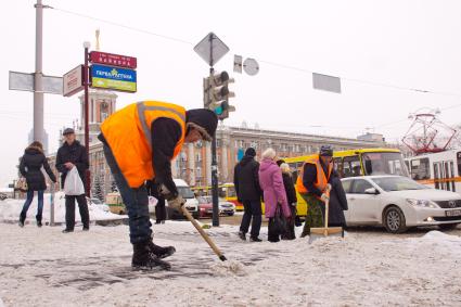 Екатеринбург. Гастарбайтеры убирают снег с улицы.
