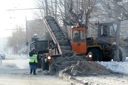 Екатеринбург. Спецтехника убирает снег с улицы.