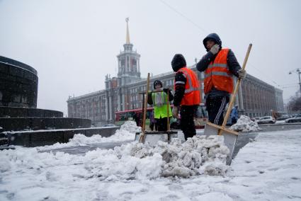 Екатеринбург. Гастарбайтеры убирают лопатами снег на Ленинском проспекте у здания Свердловского городского Совета народных депутатов.