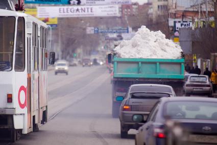 Екатеринбург. Камаз вывозит снег во время уборки улиц после снегопада.