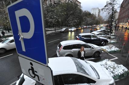 Москва.  Платная автомобильная парковка.