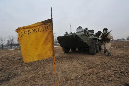 Московская область. Военнослужащие ВДВ в общевойсковом защитном комплекте у бронетранспортера во время занятий по химподготовке.