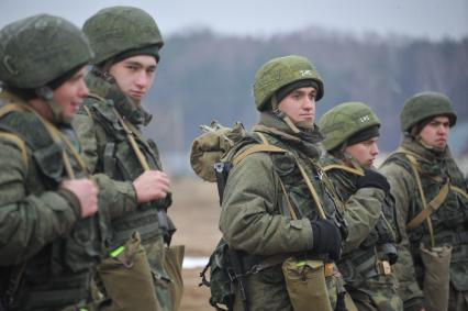 Московская область. Военнослужащие ВДВ по время занятий во химподготовке.