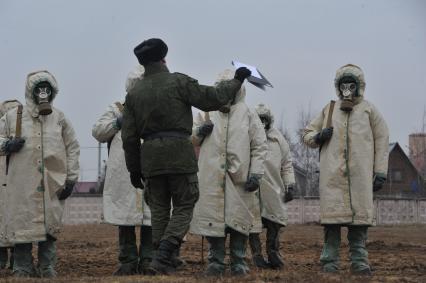 Московская область. Военнослужащие ВДВ в общевойсковом защитном комплекте во время занятий по химподготовке.