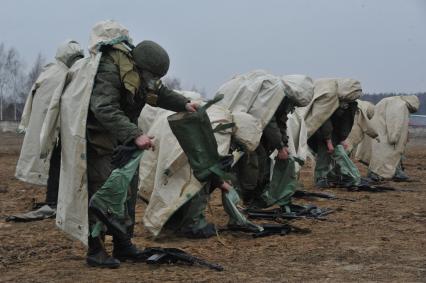 Московская область. Военнослужащие ВДВ одевают общевойсковой защитный комплект во время занятий по химподготовке.