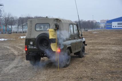 Московская область. Военный автомобиль распределяет флажки с надписью `Заражено` на территории полигона во время занятий по химподготовке.