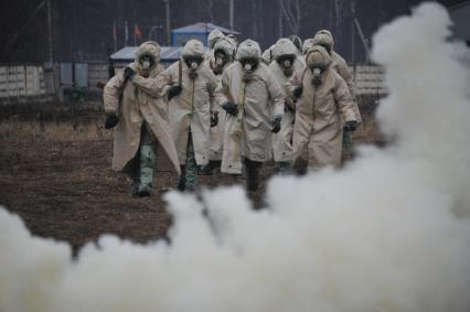 Московская область. Военнослужащие ВДВ в общевойсковом защитном комплекте во время занятий по химподготовке.