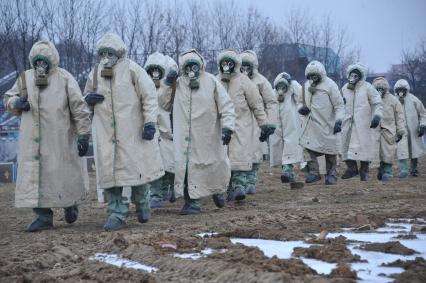 Московская область. Военнослужащие ВДВ в общевойсковом защитном комплекте во время занятий по химподготовке.