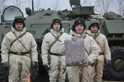 Московская область. Военнослужащий ВДВ с подарочным пряником во время занятий по химподготовке.