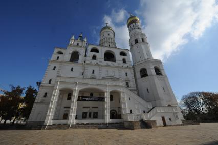 Московский Кремль. Колокольня Ивана Великого и Успенская звонница на Соборной площади.