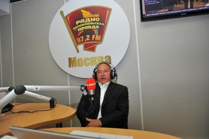 Москва. Бывший мэр Москвы, ныне фермер Юрий Лужков на радиостанции `Комсомольская правда`.