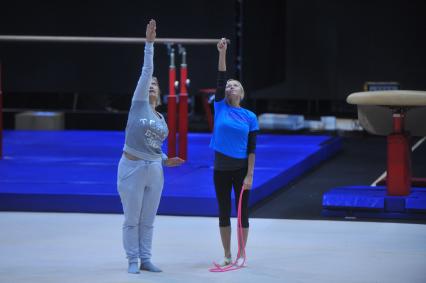 Москва. Олимпийская чемпионка по фигурному катанию Елена Бережная во время подготовки к шоу гимнастика `Без страховки`.