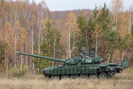 Челябинская область. Чебаркульский военный полигон. Танк Т-72 в ходе испытания краски с антиобледенительным, маскировочным и радиодезактивирующим свойствами.