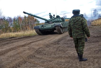 Челябинская область. Чебаркульский военный полигон. Танк Т-72 в ходе испытания краски с антиобледенительным, маскировочным и радиодезактивирующим свойствами.