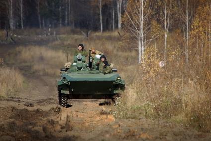 Челябинская область. Чебаркульский военный полигон. БМП-2 в ходе испытания краски с антиобледенительным, маскировочным и радиодезактивирующим свойствами.