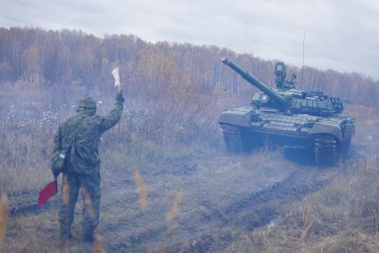 Челябинская область. Чебаркульский военный полигон. Танк Т-72 в ходе испытания краски с антиобледенительным, маскировочным и радиодезактивирующим свойствами.