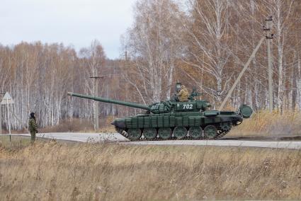 Челябинская область. Чебаркульский военный полигон. Танк Т-72 в ходе испытания краски с антиобледенительным, маскировочным и радиодезактивирующим свойствами.