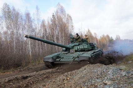 Челябинская область. Чебаркульский военный полигон. Танк Т-72 в ходе испытания краски с антиобледенительным, маскировочным и радиодезактивирующим свойствами.