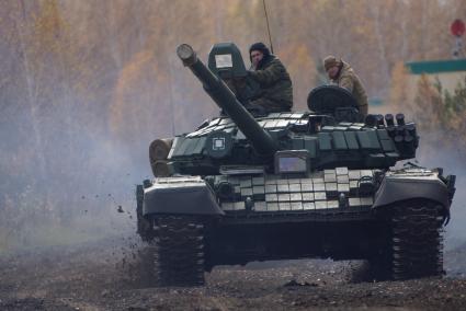 Челябинская область. Чебаркульский военный полигон. Танк Т-72 в ходе испытания краски с антиобледенительным, маскировочным и радиодезактивирующим свойствами.