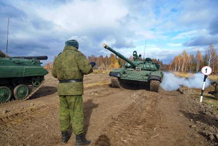 Челябинская область. Чебаркульский военный полигон. Танк Т-72 в ходе испытания краски с антиобледенительным, маскировочным и радиодезактивирующим свойствами.