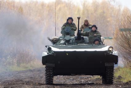 Челябинская область. Чебаркульский военный полигон. БМП-2 в ходе испытания краски с антиобледенительным, маскировочным и радиодезактивирующим свойствами.