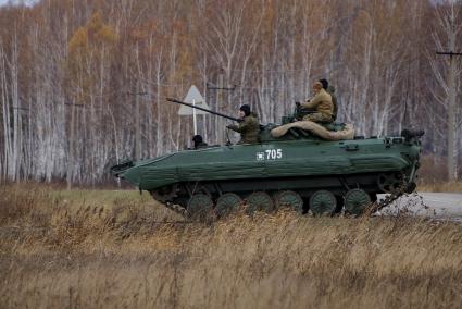 Челябинская область. Чебаркульский военный полигон. БМП-2 в ходе испытания краски с антиобледенительным, маскировочным и радиодезактивирующим свойствами.