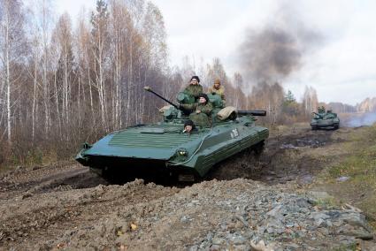 Челябинская область. Чебаркульский военный полигон. БМП-2 и танк Т-72 на танкодроме в ходе полевого испытания краски с антиобледенительным, маскировочным и радиодезактивирующим свойствами.