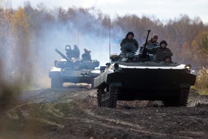 Челябинская область. Чебаркульский военный полигон. БМП-2 и танк Т-72 на танкодроме в ходе полевого испытания краски с антиобледенительным, маскировочным и радиодезактивирующим свойствами.