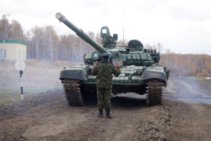 Челябинская область. Чебаркульский военный полигон. Танк Т-72 в ходе испытания краски с антиобледенительным, маскировочным и радиодезактивирующим свойствами.