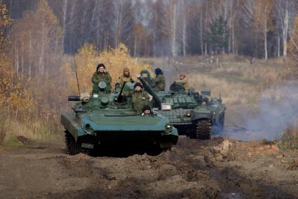 Челябинская область. Чебаркульский военный полигон. БМП-2 и танк Т-72 на танкодроме в ходе полевого испытания краски с антиобледенительным, маскировочным и радиодезактивирующим свойствами.