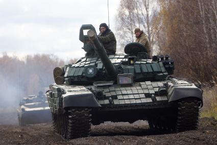 Челябинская область. Чебаркульский военный полигон. Танк Т-72 в ходе испытания краски с антиобледенительным, маскировочным и радиодезактивирующим свойствами.